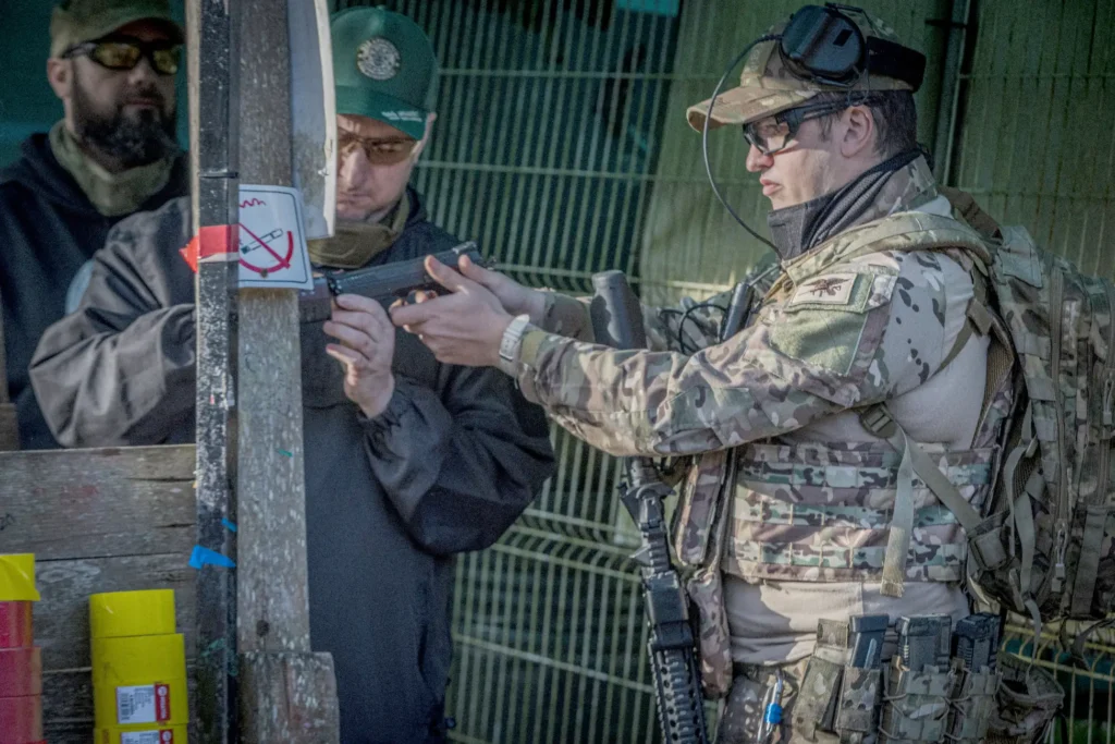 El getting ready para el partido aniversario de Recon Tactics, ajuste y puesta a punto de replicas y equipo.