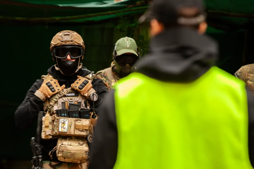 Atención máxima en el briefing de la partida aniversario de Recon Tactics. Preparados para la acción.