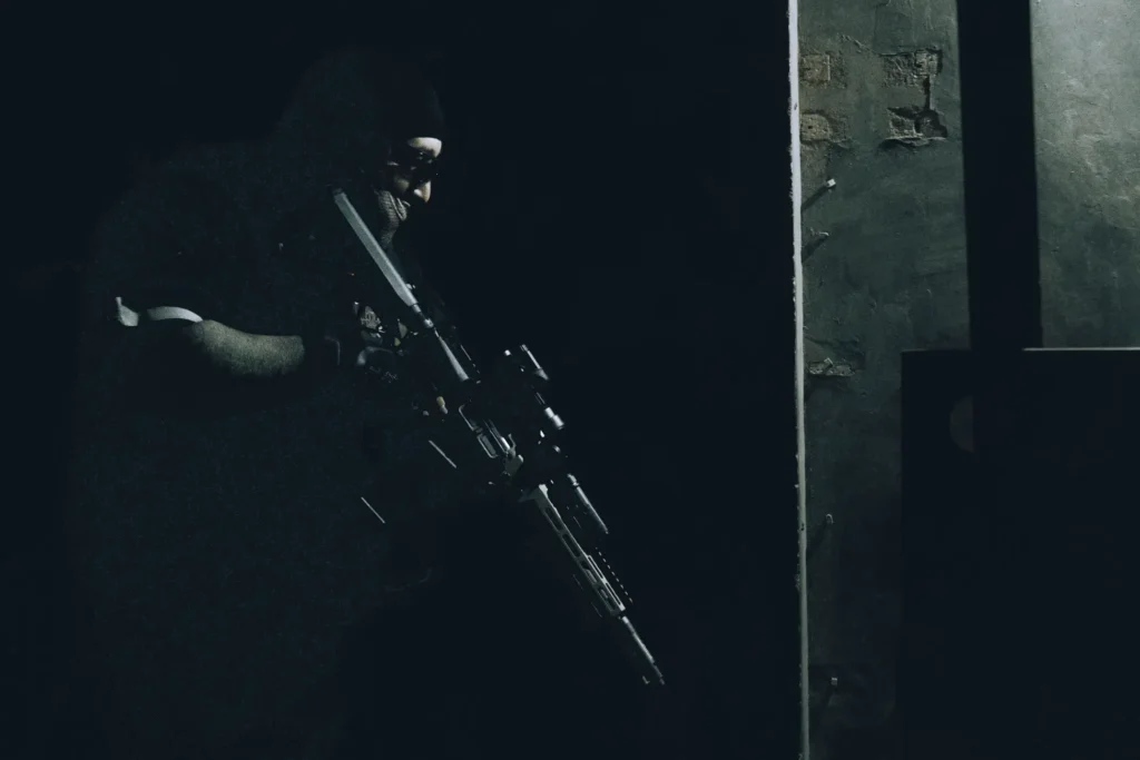 Jugador en posición de tiro, oculto por la oscuridad del entorno. La imagen transmite sigilo, tensión y precisión en plena partida.